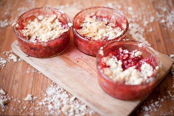Rabarbarowe crumble - słodki deser z kruszonką