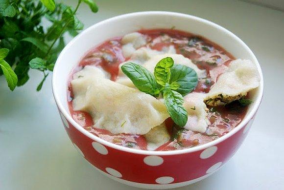 Botwinka z jajecznymi pierożkami