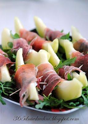 Melon w szynce parmeńskiej z rukolą