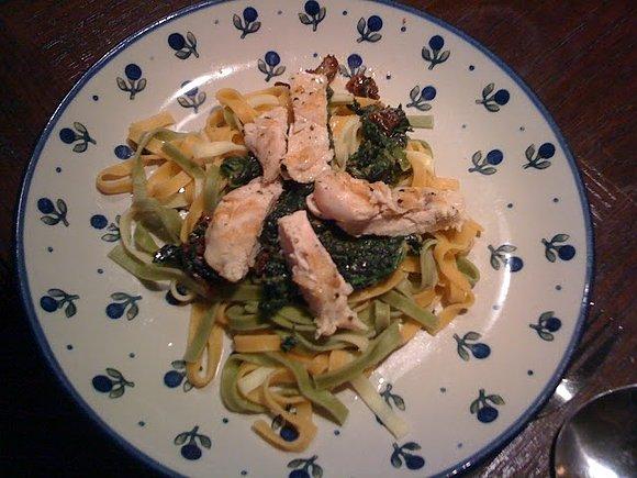 Kolorowe tagliatelle ze szpinakiem i grillowanym kurczakiem