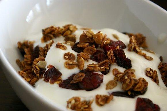 Domowa granola z jogurtem