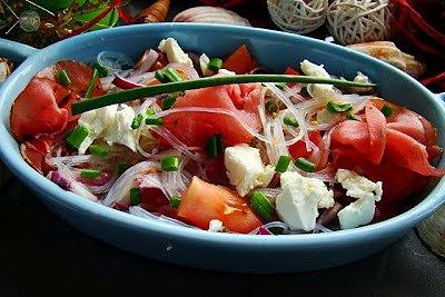 Sałatka wiosenna z makaronem ryżowym i carpaccio ziołowym