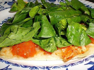 Pizza ze szpinakiem i mozzarellą