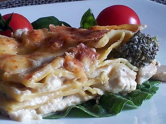 Lasagne z kurczakiem, pieczarkami i brokułami