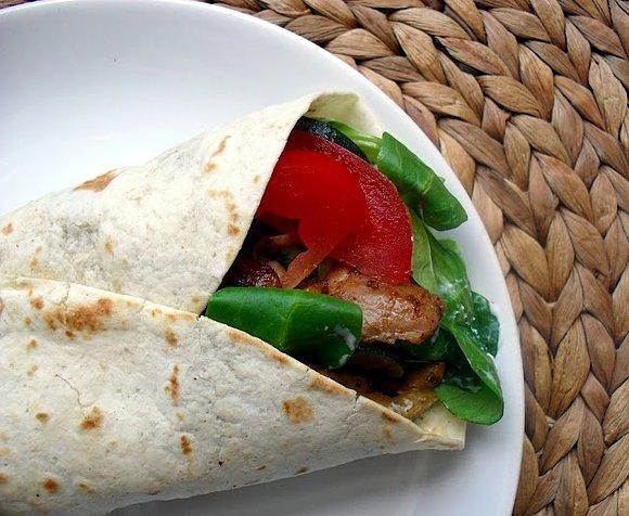 Odtłuszczona tortilla z kurczakiem i warzywami