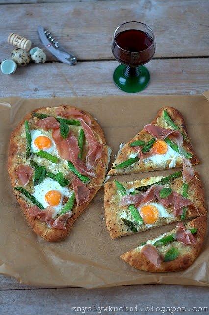 Co zrobić, gdy nie mam czasu na pizzę? Szybkie zapiekanki na chlebkach naan