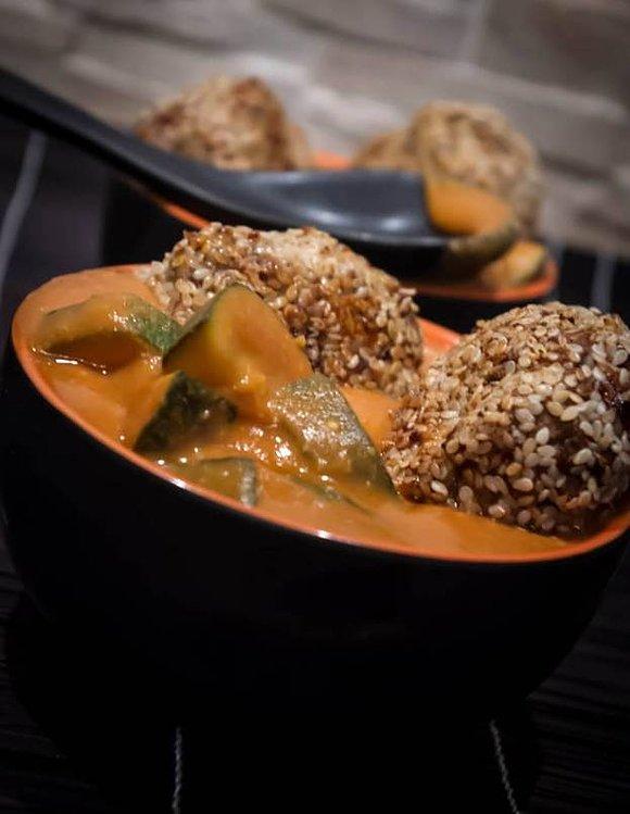 Kotleciki sezamowe z pikantnym sosem curry
