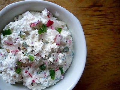 Twarożkowa pasta z rzodkiewką i szczypiorkiem