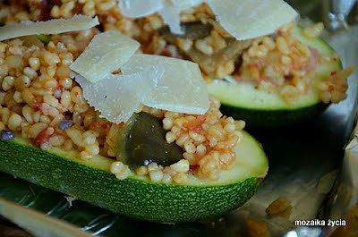 Cukinia faszerowana pilawem z bulguru zapiekana pod parmezanem