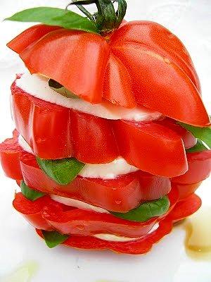 Caprese sałatka z pomidorami, mozzarellą i bazylią