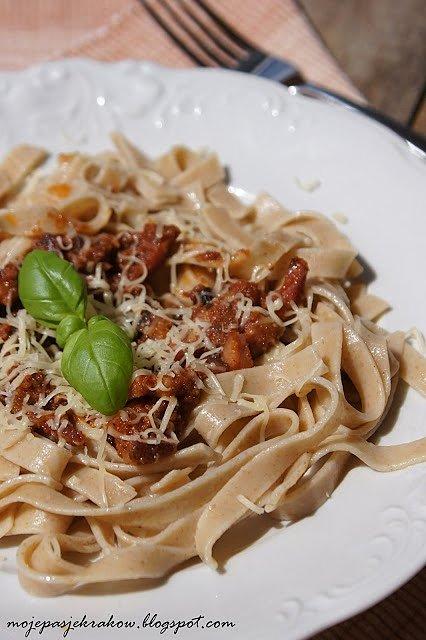 Tagliatelle z sosem pesto i boczkiem