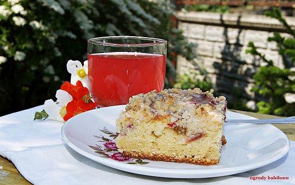 Ciasto drożdżowe z rabarbarem i kruszonką