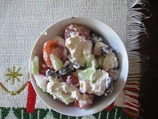 Sałatka z pomidorków cherry, sera feta i fasolki