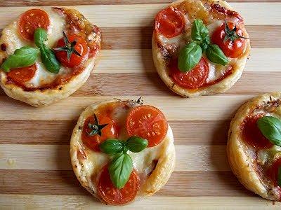 Mała rzecz a cieszy Tartaletki z trzema serami i pomidorami