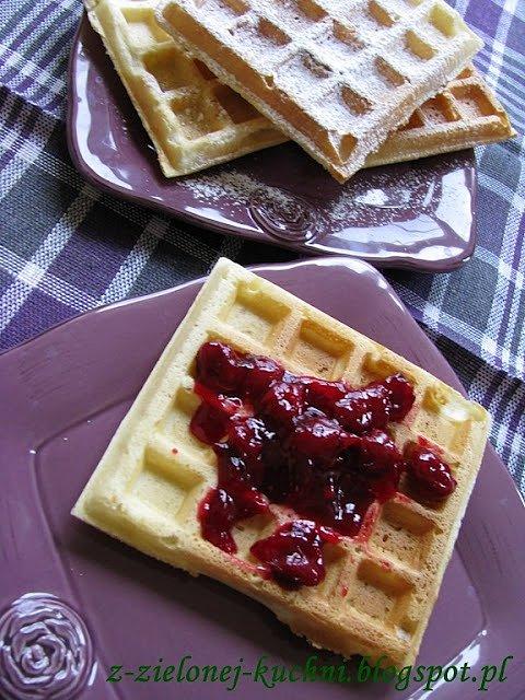 Gofry pulchne i chrupiące z mlekiem i wodą gazowaną