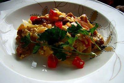 Jajecznica z chorizo i papryką czerwoną