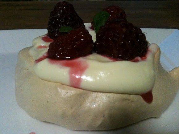Goście bezy z kremem mascarpone i malinami