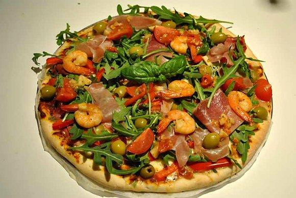 Pizza z rukolą, szynką parmeńską i krewetkami