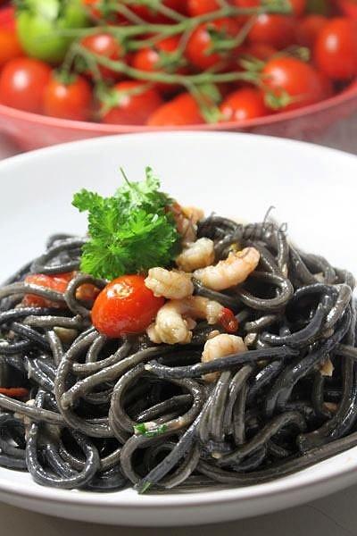 Czarne spaghetti z łososiem i krewetkami