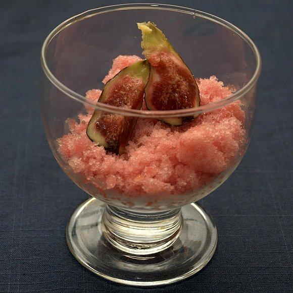 Granita różana z czerwonej herbaty - orzeźwiający deser na wiosnę