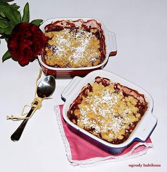 Rabarbarowe crumble z migdałami i aromatem kardamonu