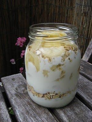 Owsianka w słoiku bananowo-migdałowa