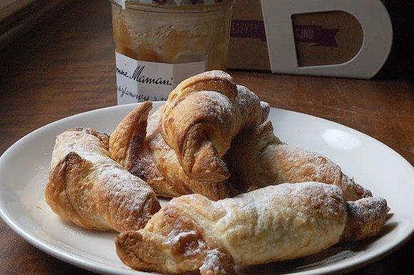 Francuskie rogaliki z kremem kasztanowym i kawą z miodem sosnowym