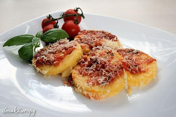 Polenta zapiekana z pomidorami i parmezanem