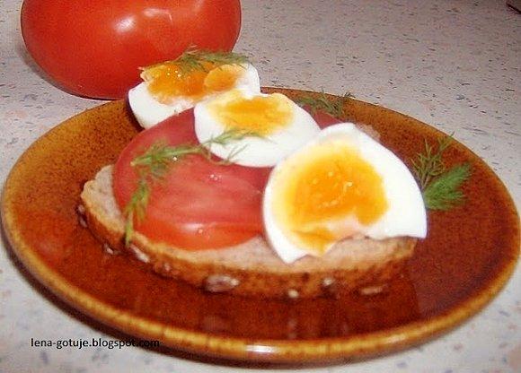 Śniadanie weekendowe z jajkiem na pół miękko i pomidorem