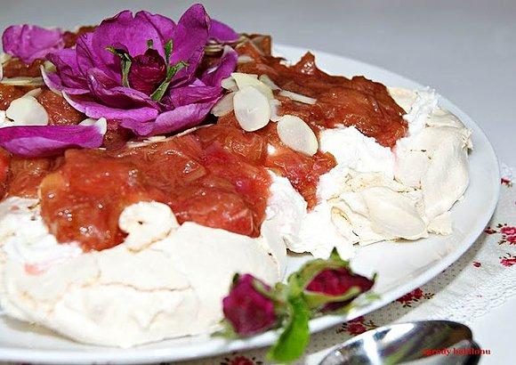Eton mess z rabarbarem, migdałami i płatkami róż