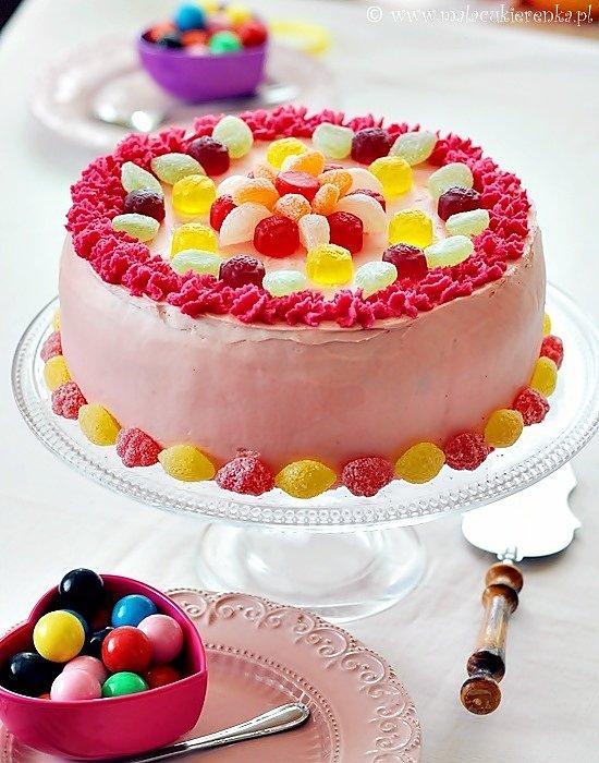 Tort z mascarpone, budyniem i dżemem ozdobiony żelkami