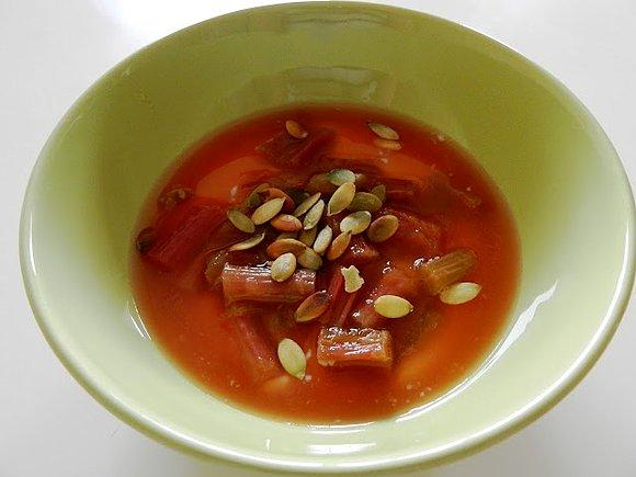 Gotowany rabarbar z jogurtem i pestkami dyni
