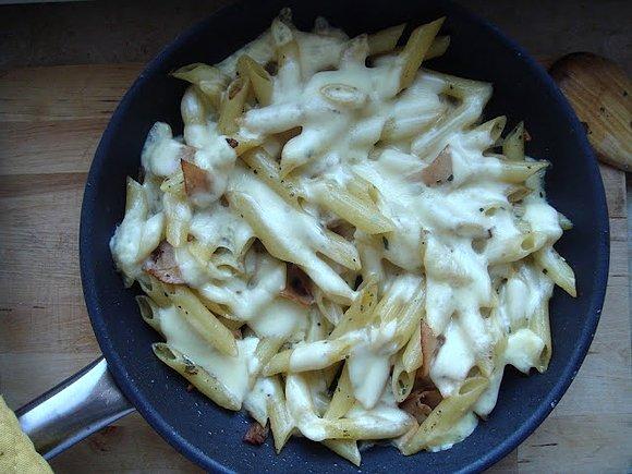 Penne z szynką w maśle czosnkowym zapiekane z serem raclette
