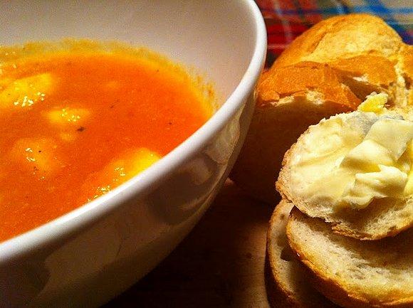 Magiczny krem ze świeżych pomidorów z jabłkiem i serem pleśniowym