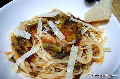 Tagliatelle ze szparagami i czerwonym sosem