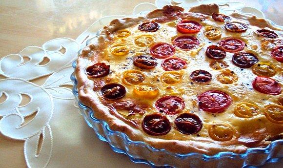 Tarta z kolorowymi pomidorkami