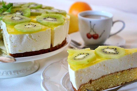 Biały tort z kiwi i pomarańczami