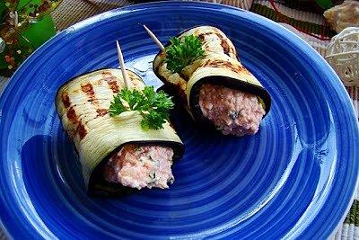Grillowane roladki z bakłażana z nadzieniem serowym