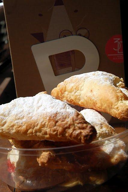 Trójkąty z nadzieniem rabarbarowo-truskawkowym