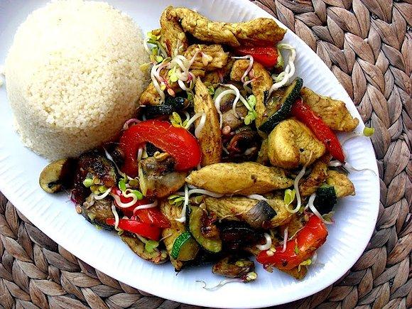 Kuskus z kurczakiem, grillowanymi warzywami i sosem curry