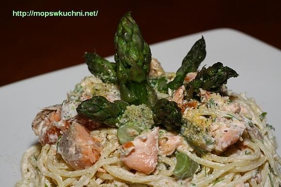 Spaghetti z wędzonym łososiem i zielonymi szparagami