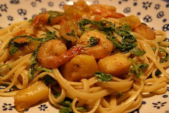 Linguine z krewetkami, ananasem i rukolą - szybki przepis