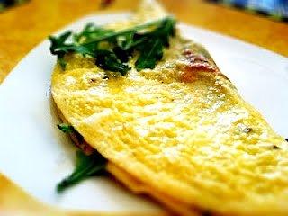 Omlet z rukolą na śniadanie po biegu w lesie