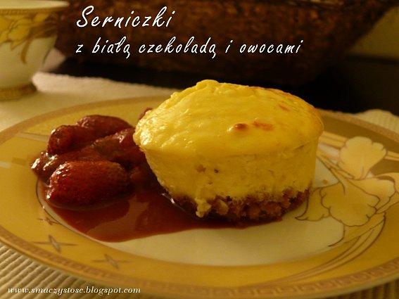 Serniczki na chrupkim spodzie z sosem czekoladowym i truskawką
