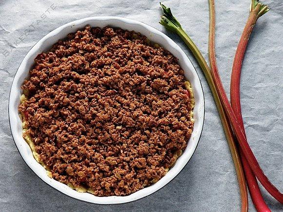 Tarta z rabarbarem i białą czekoladą na owsianej kruszonce