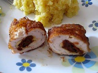 Roladki z piersi kurczaka nadziewane serem, chorizo i pomidorem suszonym
