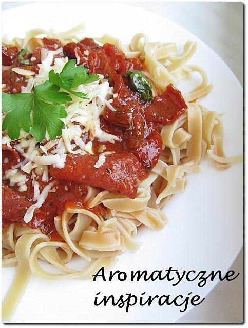 Fettuccine z salami i suszonymi pomidorami