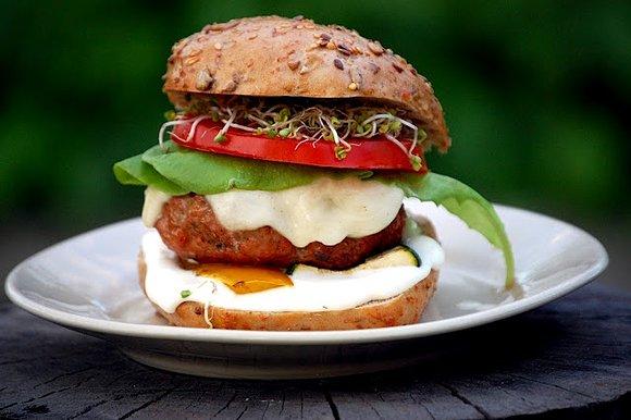 Burger z grillowanym mięsem i warzywami