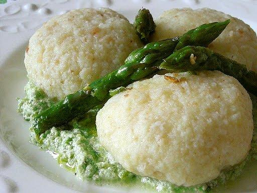 Gnocchi nadziewane mozzarellą i ricottą z kremem ze szparagów
