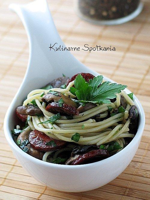 Makaron spaghetti z chorizo, pieczarkami i natką pietruszki